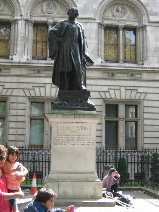 002Statue of Henry Irving