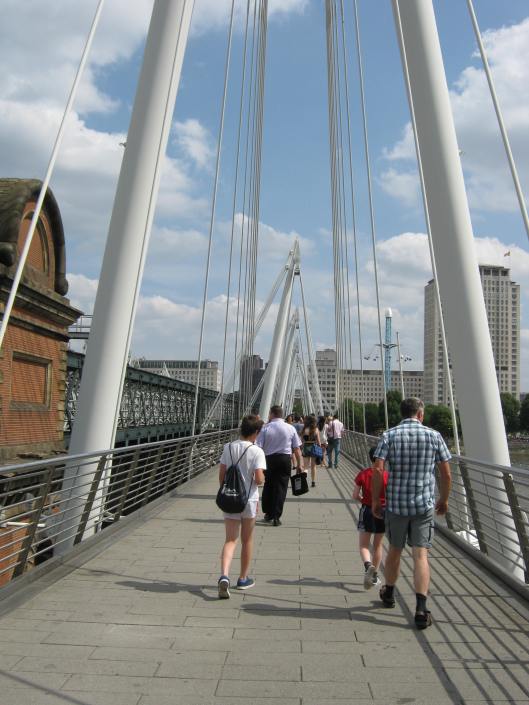 011Crossing the Thames