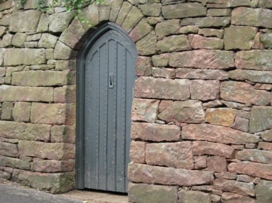 058Door in dry-stone retaining wall (640x480)