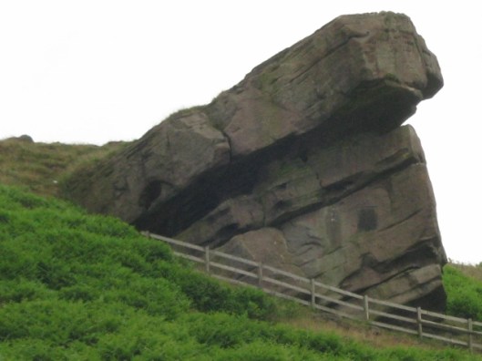 067Hanging rock (640x480)