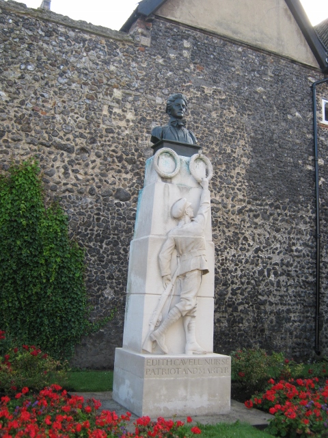 009Edith Cavell Memorial (480x640)