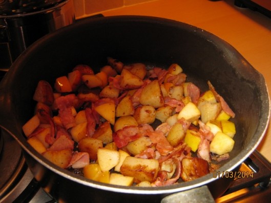 024Bacon, onion, apple and potato (640x480)