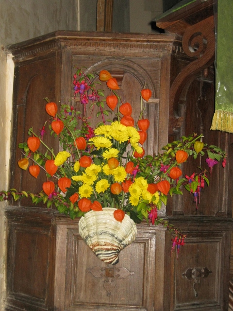004Flowers on pulpit (480x640)