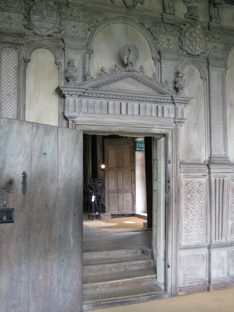 098Carved door frame (480x640)