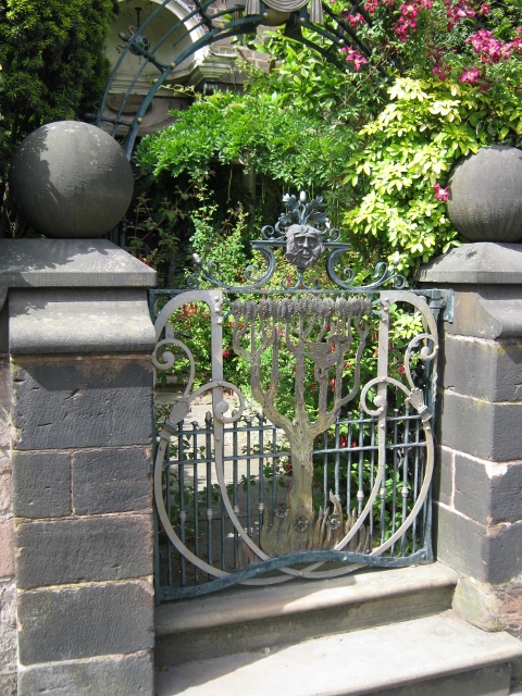 071Ornate gate 17thC house (480x640)