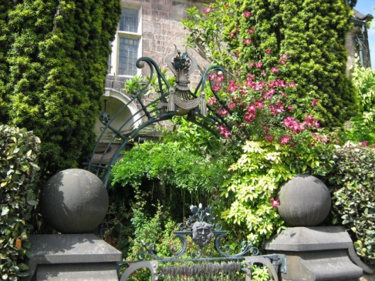 072Ornate gate (640x480)