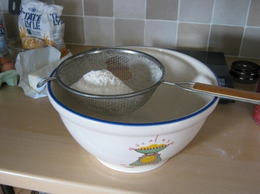 002Sift flour and salt (640x480)