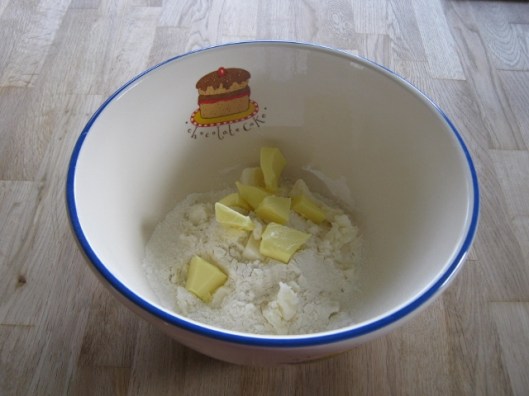 003Cut fat into flour (640x480)