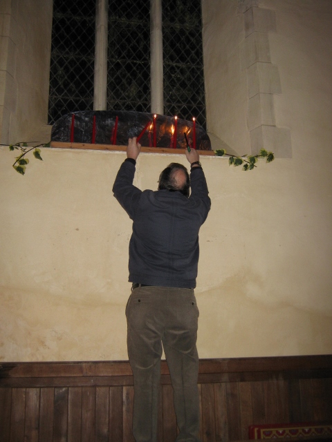 009R lighting candles (480x640)