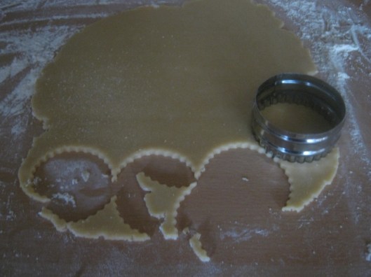 016Cut out the pastry (640x480)