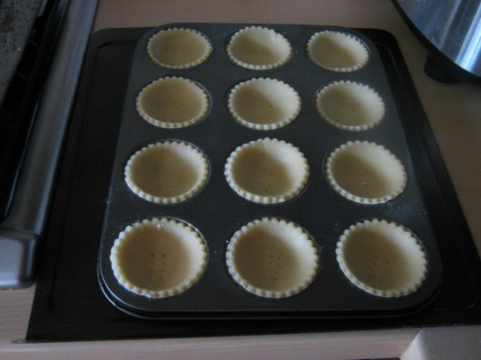 017Circles of pastry in patty pans (640x480)