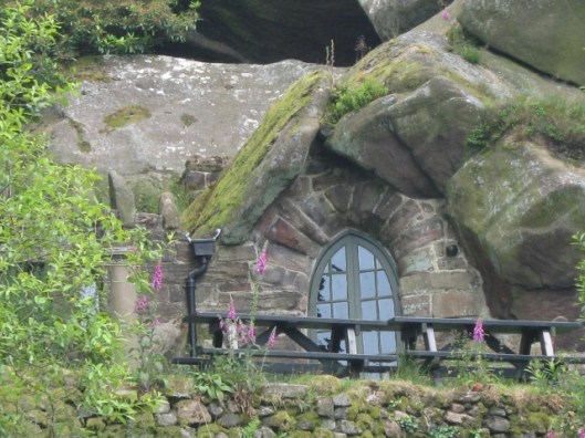 021Lodge in hillside (640x480)