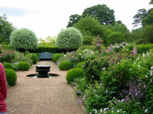 IMG_4852Wyken Hall garden (640x480)