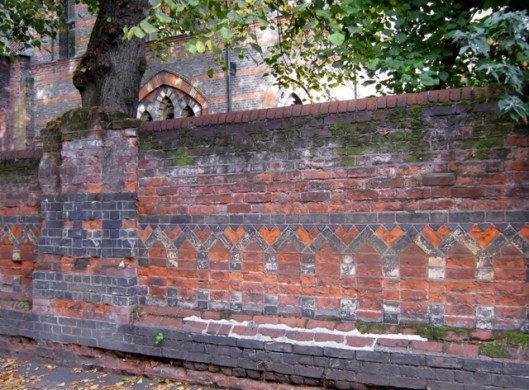 032Ornate brick wall