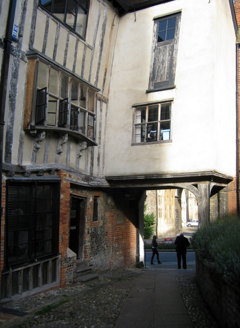 052Tombland Alley with Oliver Ford-Davies